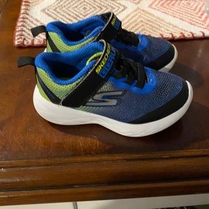 Sketchers go run size 6
